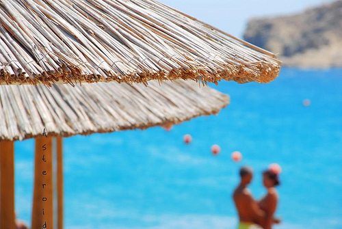 COUPLE ON A MYKONOS BEACH 25-1-2010 5-59-54 μμ 500x335