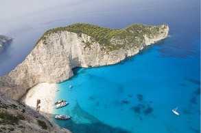 Пляж Навагио на Закинтосе знаменит как одна из визитных карточек Греции
