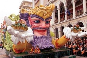 На Карнавал в Патры съезжаются со всей Греции