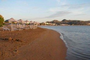 Пляж Фалираки - один из наиболее космополитичных и хорошо организованных пляжей Родоса