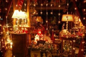 Перед Рождеством греческие магазины ломятся от подарков