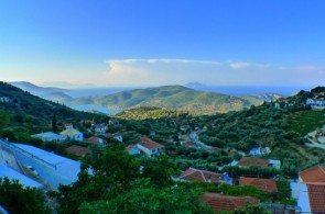 Гористая и зеленая Итака представляет яркий контраст с Эгейскими островами