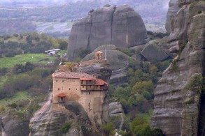 Метеоры - крупнейший монастырский комплекс Греции, расположенный на вершинах скал