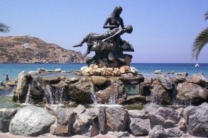 Скульптура Русалки на острове Сирос посвящена греческим морякам, не вернувшимся из морского похода