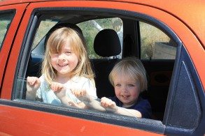 В аренду авто на Крите, если необходимо, входят и детские автокресла: одно повышающее сиденье и одно детское автокресло