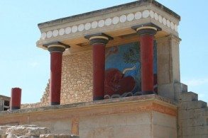 Согласно легенде, в окрестностях Кносса был расположен лабиринт Дедала, в котором хозяйничал Минотавр