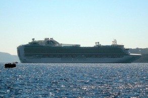 Август на Санторини – это пик сезона. Огромные лайнеры и паромы привозят на остров тысячи жаждущих впечатлений туристов