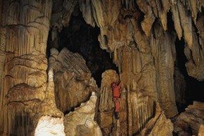 Пещера Алистрати представляет собой увлекательное зрелище сталактитов, сталагмитов, сросшихся колонн и прочих пещерных чудес