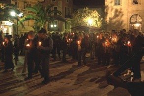 В праздник Пасхи на Крите по главным городским улицам шествуют тысячи людей с зажженными свечами