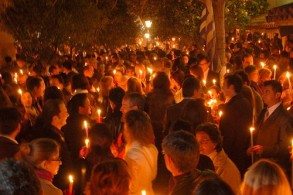 После Пасхальной службы люди с горящими свечами расходятся по домам, чтобы от пасхальных свечей зажечь лампады перед иконами