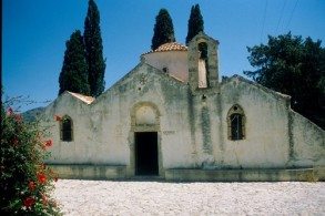 В предгорьях Дикти расположена Панагия Кера - византийская церковь Успения Богоматери, с прекрасно сохранившимися настенными росписями XIII-XIV вв.