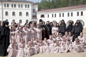 Девочек-воспитанниц в Николо-Сольбинском Женском Монастыре, помимо школьных наук, также обучают рукоделию, домоводству, музыке и театральному искусству
