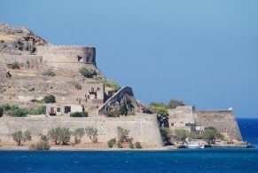 Из Агиос Николаоса туристы часто отправляются на экскурсию на остров Спиналонга, чтобы увидеть руины венецианской крепости и проникнуться его историей