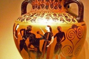 Согласно мифам, Кносский лабиринт служил жилищем для Минотавра, пока Афинский герой Тесей  не убил чудовище и не положил конец кровожадной традиции