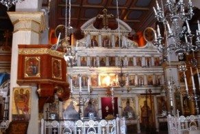 Церковь Святого Спиридона на Корфу была построена в 1590 году. Храм поражает богатым убранством – золотыми и серебряными паникадилами,  мраморным иконостасом и огромной серебряной ракой с мощами Святого