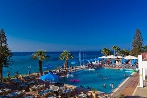 Курорт Протарас на Кипре далеко не из дешевых, но чудесные виды, прозрачное море и чистейшие пляжи, удостоенные Голубого флага, того стоят