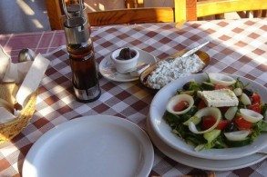 Хорьятики салата известен у нас как греческий салат, а в самой Греции и на Кипре его называют - «деревенским»