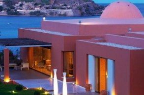 Номера и виллы отеля Domes of Elounda имеют персональные террасы и бассейны, разнообразное меню в 3 ресторанах, уютный пляж и роскошный вид на залив Мирабелло