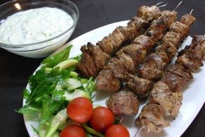 Сувла - традиционные кипрские (или греческие) шашлыки, подающиеся обычно на тарелке в сопровождении салата или нарезанных крупными кусками овощей