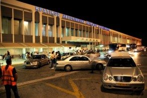 Главный аэропорт Крита имеет 1 пассажирский и 1 грузовой терминал, а также 2 взлетно-посадочные полосы: для международных  и внутренних авиарейсов