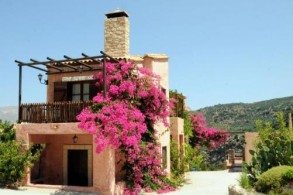 Отель Enargon Ecotourism Village расположен в живописном месте - на горе Псилоритис, окруженный оливковыми рощами и виноградниками