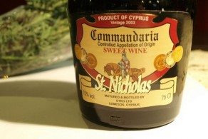 Популярное на Кипре вино Командария - нечто среднее между Кагором и Портвейном – сладкое и довольно густое. Оно особенно нравится представительницам прекрасного пола