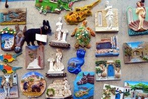 Самый популярный кипрский сувенир – фигурка ослика, считающегося символом острова. Ослики из дерева, керамики, стекла и даже металла продаются здесь на каждом шагу