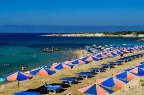 Август на Кипре  - самый жаркий месяц в году. Поэтому приходить на пляж лучше с утра или вечером: вода все равно будет не холоднее 27°C