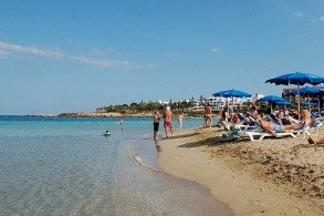 Температура на Кипре в августе в дневные часы достигает +40 С, а порой даже +45 С. Море настолько теплое, что купаться можно в любое время чуток