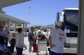 Если путешествие на Крит организовано турфирмой, то трансфер из аэропорта обычно уже включен в стоимость тура