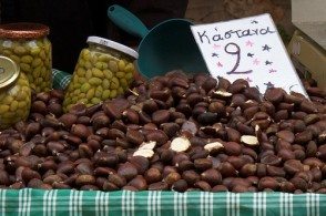 На Фестивале каштанов на Крите в октябре работают ярмарки, где кроме каштанов можно купить и отведать фрукты, овощи, орехи, виноград