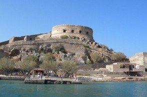 Бывший полуостров Спиналонга венецианцы превратили в остров в XVI веке, тем самым защитив порт каналом от пиратских набегов