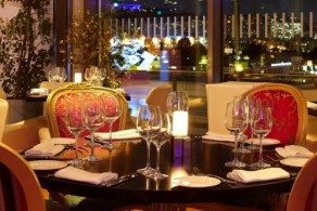 Главная фишка Hilton – эргономичный дизайн и роскошь номеров, а еще отель славится замечательной кухней и открыточными видами на Акрополь