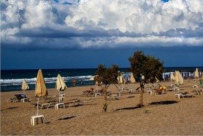 Пляжи Аниссараса совершенно бесплатны. Потратиться придется только на удобства и развлечения: шезлонги, водные аттракционы, еду и напитки