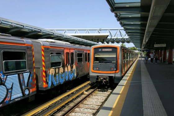 Особенностью Афинского метро является большое количество наземных станций