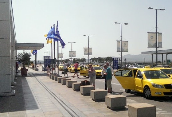 Такси у зоны вылета афинского аэропорта