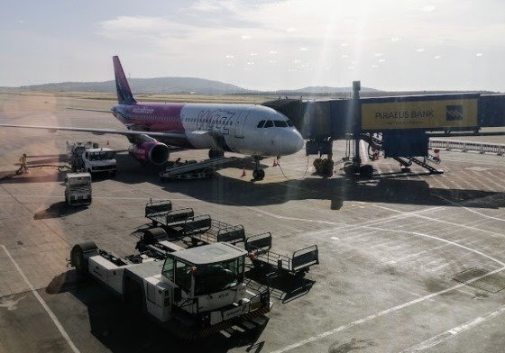 Самолет в аэропорту Афин