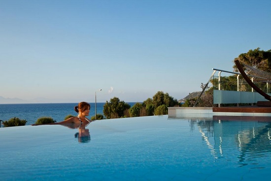 Одна из «изюминок» Amathus Elite Suites – бассейн на крыше отеля