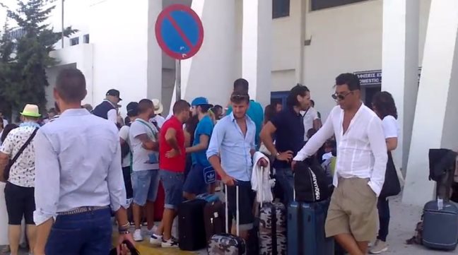 Туристы в аэропорту Миконоса