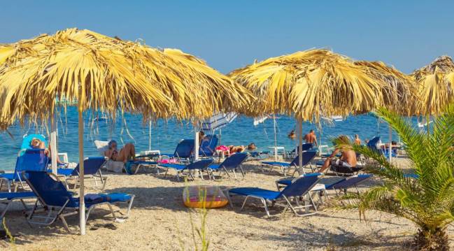 Пляж Беницеса оборудован зонтиками и шезлонгами