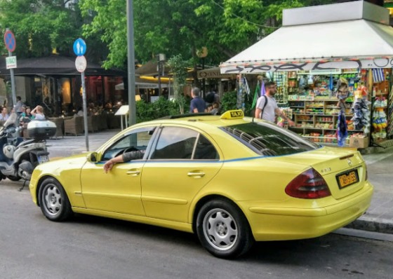 Такси в столице Греции окрашены в характерный желтый цвет.
