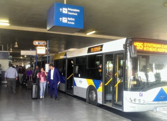Остановка автобусов-экспрессов в аэропорту Афин находится прямо у выхода из терминала.