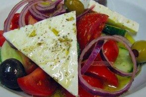 Будучи в Элладе не попробовать греческий салат - это почти грех