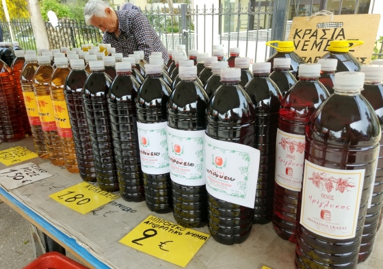 Ассортимент вина в Греции чрезвычайно широкий, а цены начинаются от 2 Евро за бутылку.