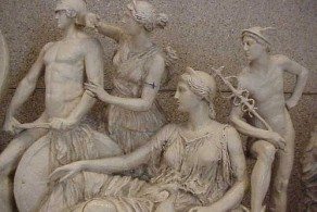 Храм богини Афины (Парфенон) украшен фрезами, изображающими сцены из жизни древнегреческой Богини. Одна из главных визитных карточек Греции