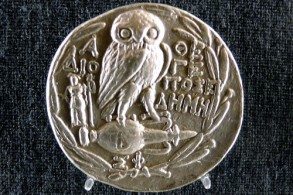 Частые спутники Афины - сова и змея – символы мудрости, а еще Ника - богиня победы