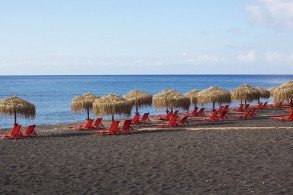 На Санторини даже пляжи экзотические: с красным, черным и белым песком, поэтому туристы обязательно стремятся побывать на каждом из них. Особенно популярен - пляж с черным вулканическим песком