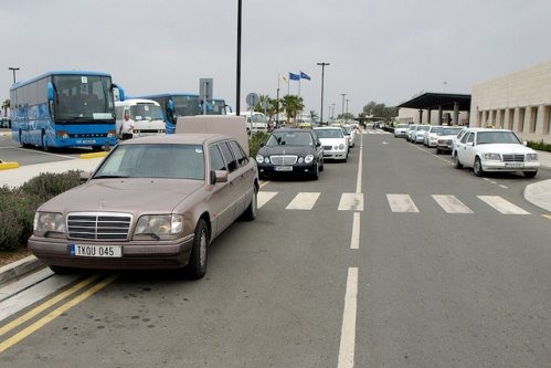 Парковка такси возле аэропорта Пафоса
