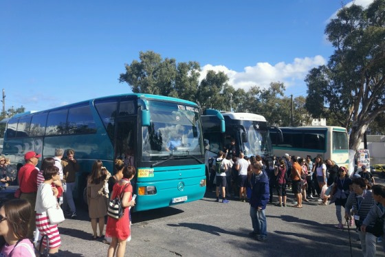 Все автобусы от терминала идут в Тиру - столицу острова