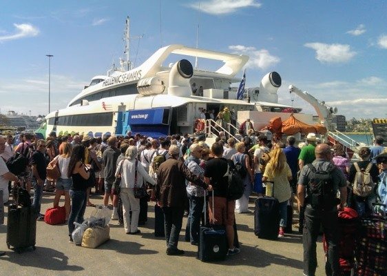 Пассажиры в Пирее ожидают посадки